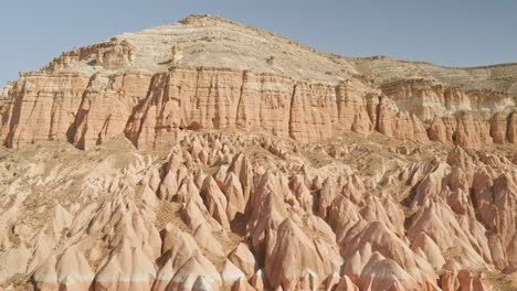 Formaciones-Rocosas-únicas-Valle-Rojo-Capadoccia-Paisaje-De-Chimeneas-De-Hadas