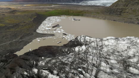 Svinafellsjökull-Gletscher,-Island-–-Ein-Anblick-Des-Gletschers-–-Schwenk-Aus-Der-Luft