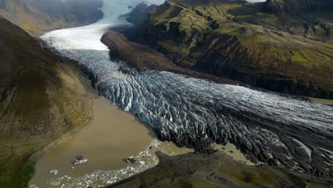 Svinafellsjökull-Gletscher,-Island---Eine-Malerische-Aussicht-Auf-Einen-Gletscher---Drohnenaufnahme-Aus-Der-Luft
