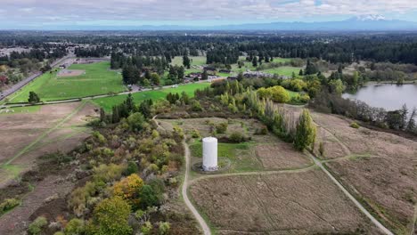 Isolierte-Ansicht-Eines-Silos-In-Der-Nähe-Des-Fort-Steilacoom-Park-In-Lakewood,-Washington,-Vereinigte-Staaten