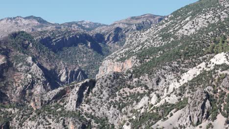 Freiliegende-Weißgraue-Felsen-Mit-Niedrigen-Sträuchern-Im-Taurusgebirge-In-Der-Türkei