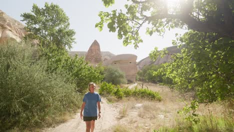 La-Mujer-Disfruta-De-La-Naturaleza-Tranquila-Caminar-Soledad-Valle-Rojo-Sendero-Cappadoccia