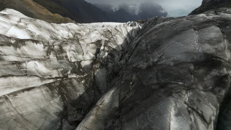Volando-Cerca-De-Las-Fisuras-De-Hielo-Del-Glaciar-Svinafellsjokull-En-El-Parque-Nacional-Vatnajokull-En-Islandia