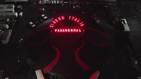 Luftaufnahme-Eines-Paranormalen-Cirque-Zeltes-Mit-LED-Lichtbeschilderung-Bei-Nacht-In-Washington,-USA