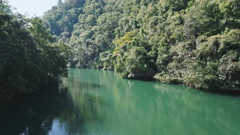 Luftaufnahme-Des-Grünen-Tropischen-Flusses-In-Loma-De-Blanco,-Bonao-An-Einem-Sonnigen-Tag