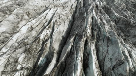 Strukturierte-Risse-Und-Spalten-Des-Svinafellsjökull-Gletschers-Im-Skaftafell-Nationalpark-In-Island