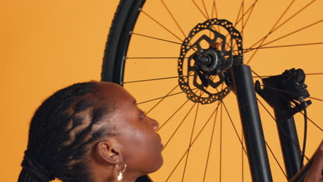 Close-up-shot-of-engineer-disassembling-bike-wheel