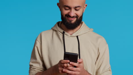 Arabische-Person-Tippt-Textnachrichten-über-Die-Smartphone-App