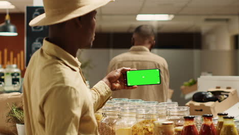 Kleinunternehmer-Nutzt-Greenscreen-Layout-In-Der-Smartphone-App