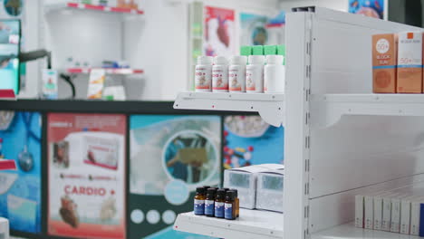 Farmacia-Vacía-Con-Estantes-Llenos-De-Pastillas-Y-Productos-Farmacéuticos