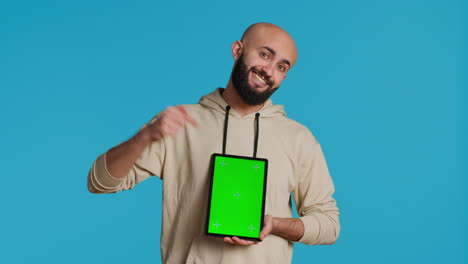 Muslimische-Person-Hält-Tablet-Mit-Greenscreen-Vorlage