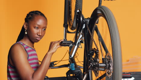 Mujer-Comprobando-El-Rendimiento-De-La-Bicicleta-Girando-La-Rueda-De-La-Bicicleta