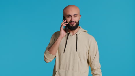 Persona-árabe-Respondiendo-Una-Llamada-Telefónica-Frente-A-La-Cámara