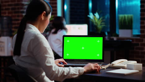 Arbeiter-Blickt-Auf-Den-Laptop-Bildschirm-Mit-Grünem-Bildschirm-Und-Recherchiert-Daten