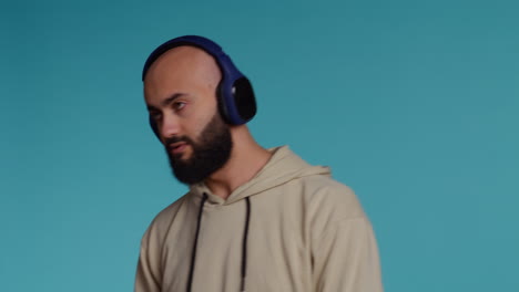 Oriente-Medio-Divirtiéndose-Escuchando-Música-Con-Auriculares
