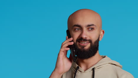 Persona-árabe-Respondiendo-Una-Llamada-Telefónica-Frente-A-La-Cámara