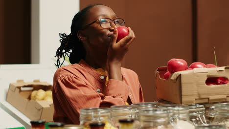 African-american-buyer-enjoying-fresh-aroma-of-tomatoes-at-store