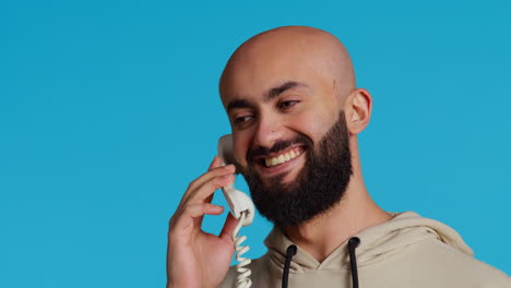Hombre-Del-Medio-Oriente-Hablando-Con-Gente-Por-Teléfono-Fijo