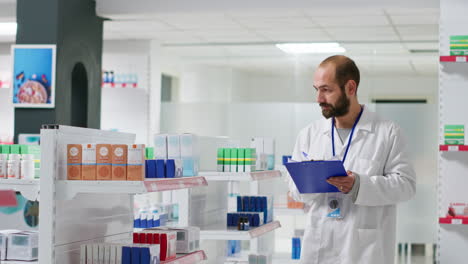 Trabajador-De-Farmacia-Escribiendo-Cada-Producto-Médico-En-El-Inventario