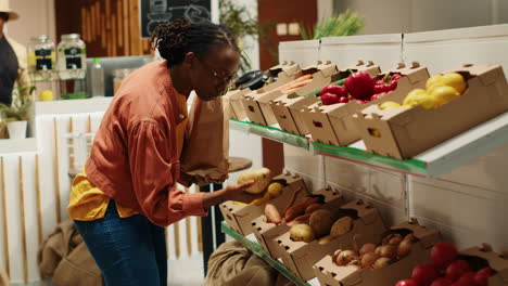 Comprador-Afroamericano-Eligiendo-Productos-Orgánicos-De-Cajas