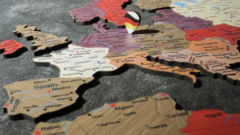 Alemania---Concepto-De-Viaje-Con-Chincheta-Verde-En-El-Mapa-Mundial.-El-Punto-De-Ubicación-En-El-Mapa-Apunta-A-Berlín,-La-Capital-De-Alemania.
