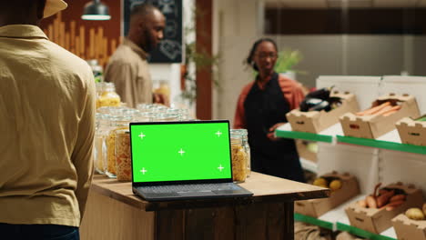 Laptop-Am-Stand-Im-Supermarkt-Mit-Greenscreen-Vorlage