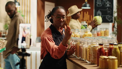 Afroamerikanischer-Verkäufer,-Der-Hausgemachte-Saucen-Und-Honig-Bewirbt