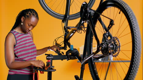 Mechaniker,-Der-Verschiedene-Werkzeuge-Verwendet,-Um-Beschädigte-Fahrradlenkergriffe-Zu-Reparieren,