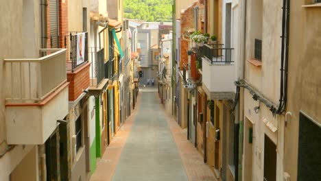 Narrow-passage-in-typical-village-in-Borriol,-Spain