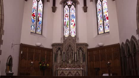 Schwenkaufnahme-Von-Buntglasfenstern-Im-Inneren-Der-St-Andrews-Cathedral-In-Inverness,-Schottland-Im-Hochland