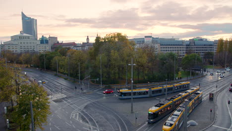 Öffentliche-Verkehrsmittel-Auf-Straßen-In-Der-Leipziger-Innenstadt-Bei-Sonnenuntergang