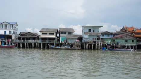 Genießen-Sie-Den-Blick-Auf-Eine-Küstenbucht-Mit-Einer-Wohnanlage-Aus-Der-Perspektive-Des-Meeres-In-Johor-Bahru,-Malaysia