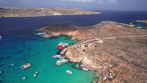 Antena-Sobre-La-Hermosa-Y-Vibrante-Laguna-Azul-En-La-Isla-De-Comino,-Malta