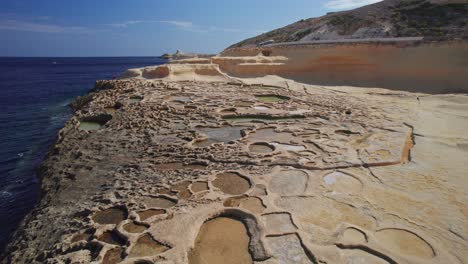 Niedrige-Breite-Dolly-Von-Salzpfannen-Auf-Der-Insel-Gozo,-Malta