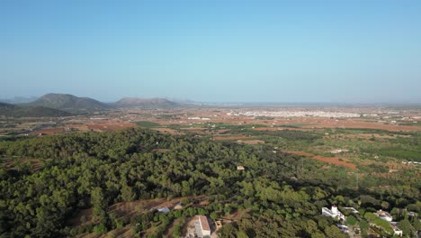 Vistas-Panorámicas-A-Las-Montañas-En-Mallorca-Durante-La-Temporada-De-Verano,-Aéreas