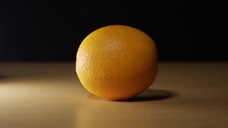 Frisches-Orange-Liegt-Auf-Einem-Tisch-Mit-Schwarzem-Bildschirmhintergrund