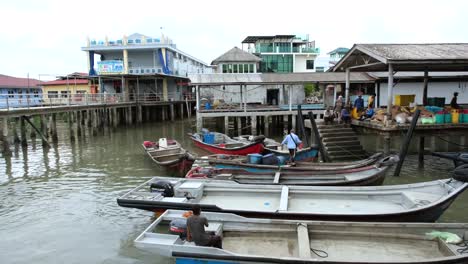 Aufnahmen-Des-Malaysischen-Fischerbootes,-Das-Unter-Der-Wohnanlage-Stationiert-Ist