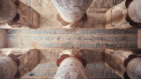 Die-Farbenfrohe-Decke-Im-Innenhof-Des-Hathor-Tempels