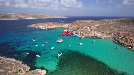 Impresionante-Y-Colorida-Laguna-De-Agua-Azul-En-La-Isla-De-Comino,-Malta.