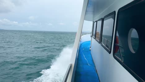 Vista-Lateral-Del-Ferry-Que-Va-Desde-Phuket-A-La-Isla-Phi-Phi-En-Un-Día-Lluvioso.