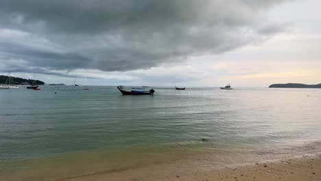 Strand-Bei-Sonnenuntergang-Mit-Verankerten-Booten-In-Phuket,-Thailand