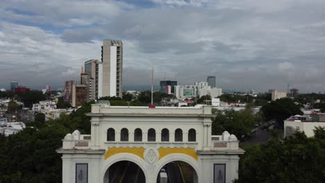 Fahrzeugbogendenkmal-Mit-Blick-Auf-Die-Stadt-Guadalajara