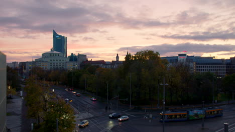 Leipziger-Zeitraffer-Des-Sonnenuntergangs-Mit-Panoramablick-Auf-Die-Stadt-Und-Den-Verkehr