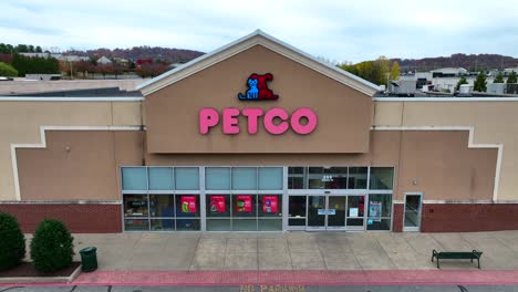 Luftaufnahme-Eines-Petco-Ladens-In-Amerika