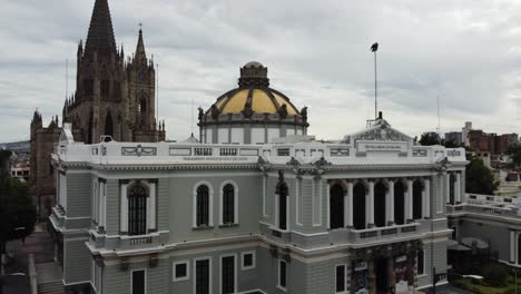 Edificios-Con-Estilo-Art-Nouveau-Y-Al-Fondo-El-Expiatorio-De-La-Ciudad-De-Guadalajara