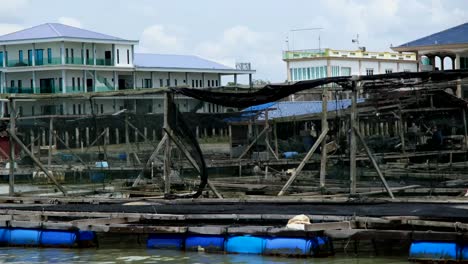 Eine-Filmische-Aufnahme-Des-Malaysischen-Fischerdorfes-Und-Der-Wohnsiedlung