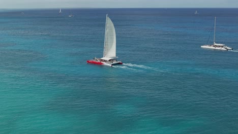 Ein-Segelboot-Im-Karibischen-Meer-Mit-Einer-Wunderschönen-Aussicht