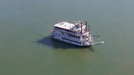 Touristic-boat-slow-motion-in-Cincinnati,-Ohio,-United-States-sailing
