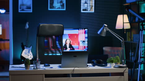 Home-Office-Schreibtisch-Vor-Einem-Smart-TV,-Auf-Dem-Nachrichtensendungen-Angezeigt-Werden