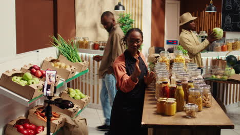 Afroamerikanischer-Verkäufer,-Der-Hausgemachte-Saucen-Und-Honig-Bewirbt